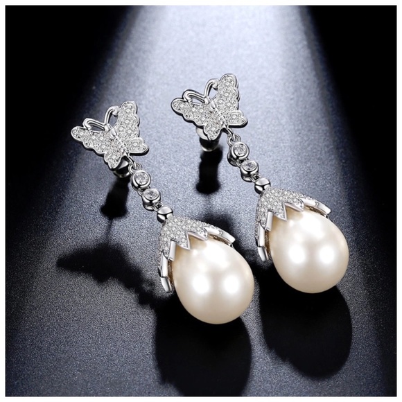 Swarovski Crystals The Aline Pearl Earrings - Picture 3 of 6